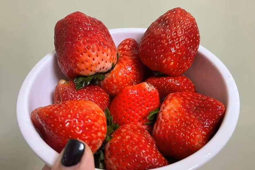 Quả dâu tây giàu chất xơ, vitamin C, phốt pho và mangan. Ảnh: Thanh Ngọc.