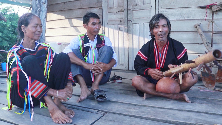  Lúc nông nhàn, nghệ nhân Rahlan Klil (bìa phải) thường cùng dân làng hát dân ca. Ảnh: Hoàng Ngọc 