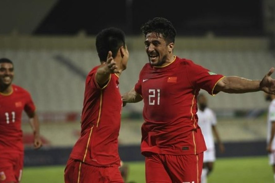 Tiền đạo Aloisio (phải) là 1 trong 4 cầu thủ nhập tịch được gọi lên để chuẩn bị cho 2 trận vòng loại World Cup 2022 khi tuyển Trung Quốc gặp Nhật Bản và Việt Nam. Ảnh: Sohu