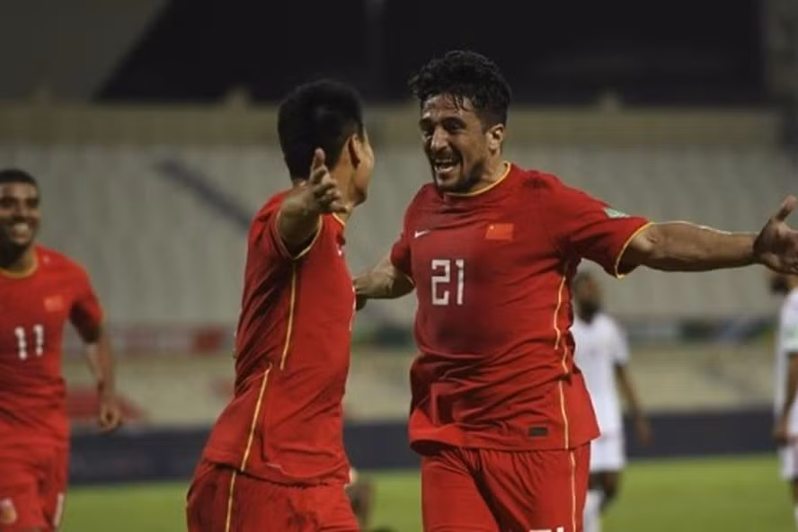 Tiền đạo Aloisio (phải) là 1 trong 4 cầu thủ nhập tịch được gọi lên để chuẩn bị cho 2 trận vòng loại World Cup 2022 khi tuyển Trung Quốc gặp Nhật Bản và Việt Nam. Ảnh: Sohu