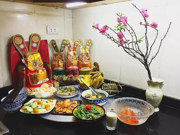 Chuẩn bị mâm cỗ cúng ông Công ông Táo. Ảnh: TL
