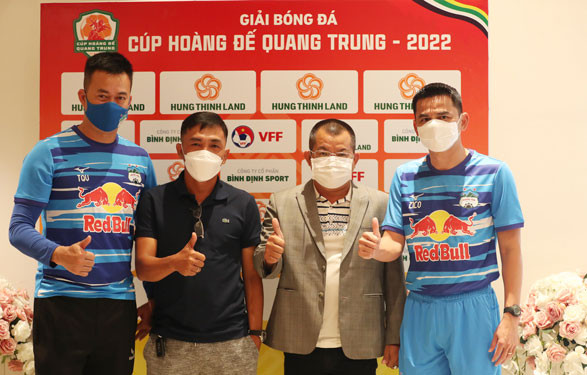 HLV Kiatisuk cùng đại diện CLB Topenland Bình Định dự họp kỹ thuật trước ngày khai mạc Cúp Hoàng đế Quang Trung. Ảnh: Đức Anh