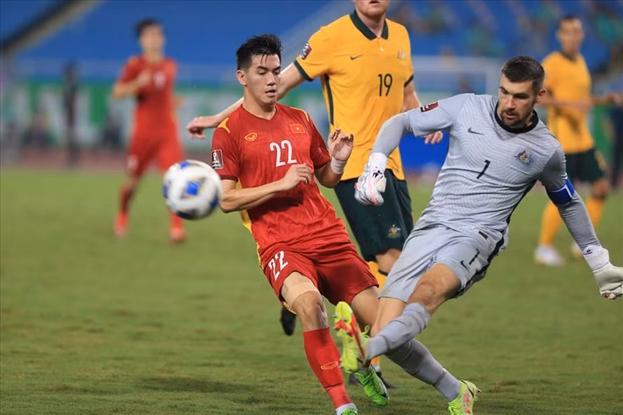 Chân sút chủ lực Nguyễn Tiến Linh không thể cùng tuyển Việt Nam ra sân ở trận đấu với Australia. Ảnh: Hoài Thu