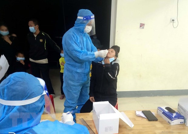 Nhân viên y tế lấy mẫu xét nghiệm COVID-19 cho người dân huyện biên giới Mường Lát, Thanh Hóa. Ảnh: Nguyễn Nam/TTXVN