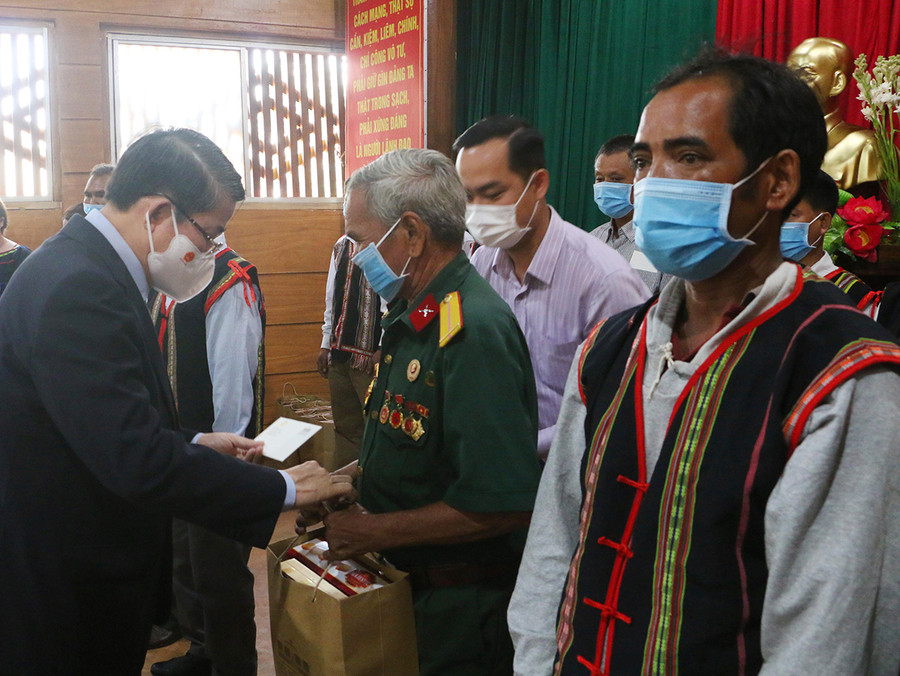 Phó Chủ tịch Quốc hội Nguyễn Đức Hải (bìa trái) tặng quà cho các già làng, người có uy tín ở xã Gào, TP. Pleiku. Ảnh: Quang Tấn Phó Chủ tịch Quốc hội Nguyễn Đức Hải tặng quà cho các già làng, người uy tín trên địa bàn xã Gào. Ảnh: Quang Tấn