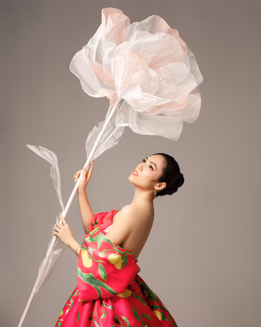 Bên cạnh đó, người đẹp còn tích cực hỗ trợ Kim Duyên dự thi Hoa hậu Hoàn vũ và xuất hiện ở một số sàn diễn thời trang, tham gia nhiều dự án cộng đồng. Ảnh: Rin Trần