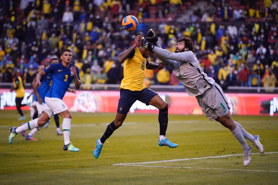 Thủ môn Alisson đã gặp may khi 2 lần bị rút lại việc bị nhận thẻ đỏ. Ảnh: AFP