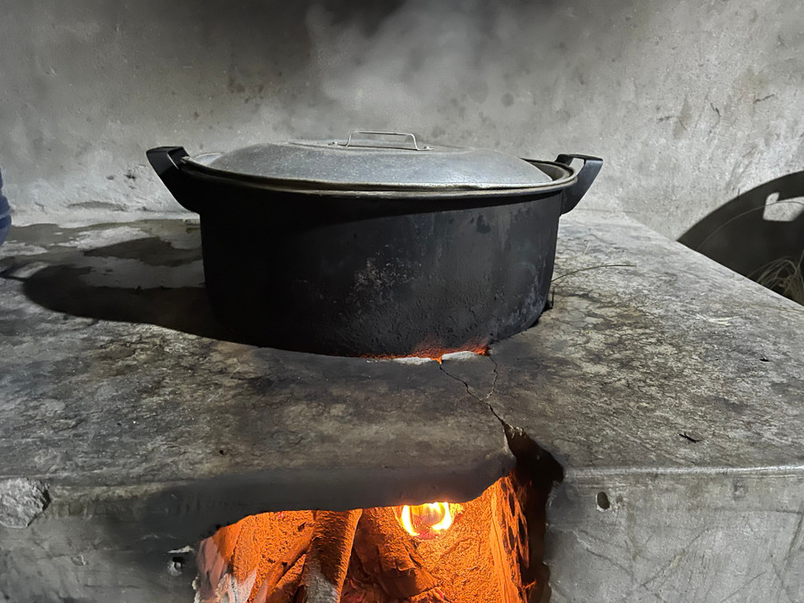 Niềm hạnh phúc của mấy anh em tôi là đêm giao thừa ngồi canh nồi bánh tét cho ba. Ảnh: Hoa Nữ