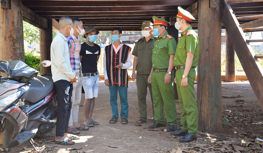  Công an xã Ia Nan cùng ông Rơ Châm Míu nhắc nhở thanh-thiếu niên chấp hành Luật Giao thông đường bộ. Ảnh: Thúy Trinh