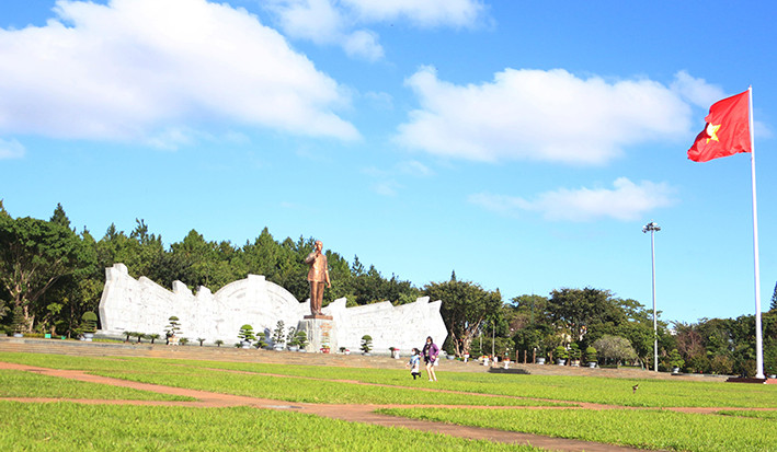 Quang trường Đại Đoàn Kết kém phần nhộn nhịp do tình hình dịch bệnh diễn biến phức tạp. Ảnh: Quang Tấn