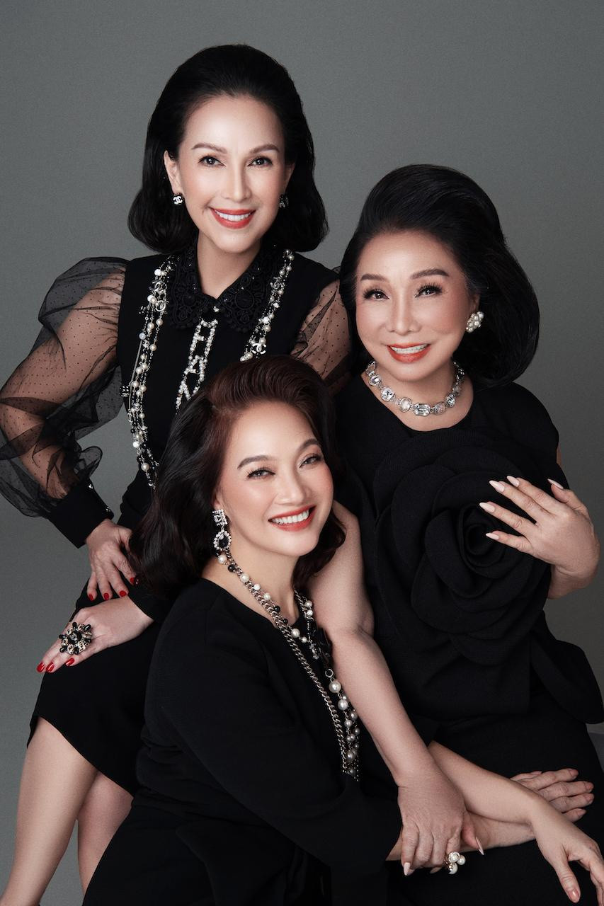 Cũng với sắc đen, NSND Bạch Tuyết diện đầm bodycon với chi tiết hoa trà 3D to bản. NSND Lê Khanh thì thanh lịch với đầm tay dài, có chi tiết nơ ở thắt eo. Trang phục của diễn viên Diễm My lại được nhấn nhá bằng chi tiết tay áo xuyên thấu. Ảnh: Milor Trần