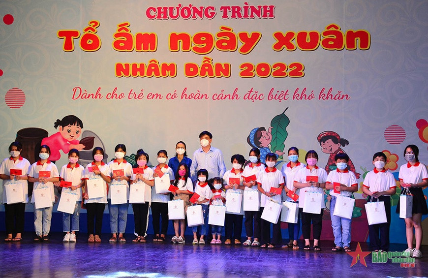 Tặng quà cho trẻ em trong chương trình 