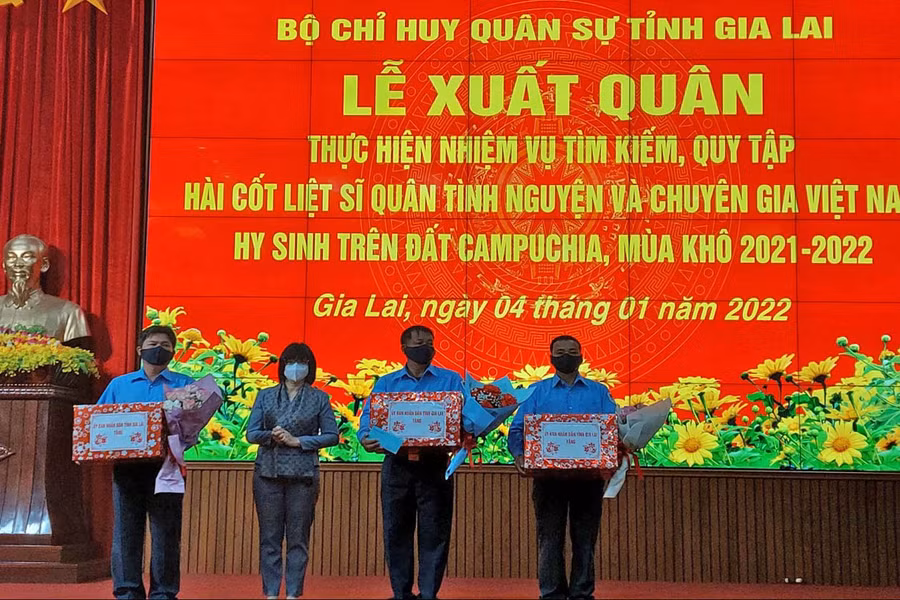 Phó Chủ tịch UBND tỉnh tặng quà cho đại diện Đội K52. Ảnh: Vĩnh Hoàng