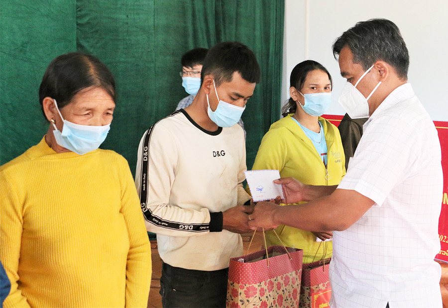 Bí thư Tỉnh ủy Hồ Văn Niên trực tiếp trao quà cho các hộ gia đình chính sách, hộ nghèo, đặc biệt khó khăn để có điều kiện vui đón Tết. Ảnh: Quang Tấn