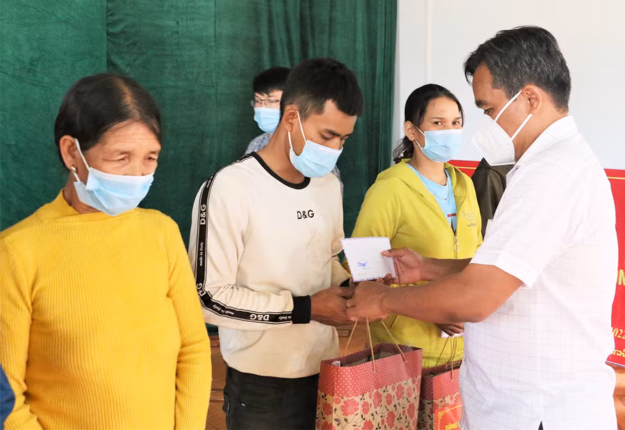 Bí thư Tỉnh ủy Hồ Văn Niên trực tiếp trao quà cho các hộ gia đình chính sách, hộ nghèo, đặc biệt khó khăn để có điều kiện vui đón Tết. Ảnh: Quang Tấn