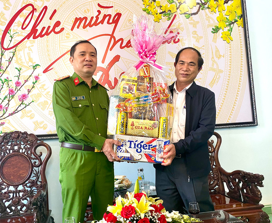 Chủ tịch UBND tỉnh Võ Ngọc Thành (bìa phải) thăm, chúc Tết Công an tỉnh. Ảnh: Mộc Trà