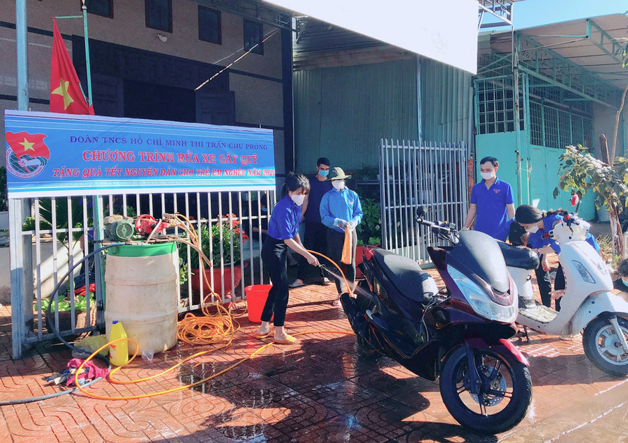 Đoàn viên, thanh niên thị trấn Chư Prông (huyện Chư Prông) rửa xe gây quỹ tặng quà Tết Nguyên đán cho trẻ em nghèo. Ảnh: Phan Lài