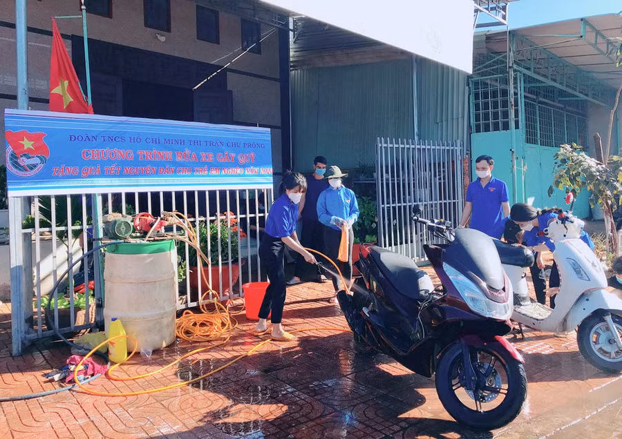 Đoàn viên, thanh niên thị trấn Chư Prông (huyện Chư Prông) rửa xe gây quỹ tặng quà Tết Nguyên đán cho trẻ em nghèo. Ảnh: Phan Lài