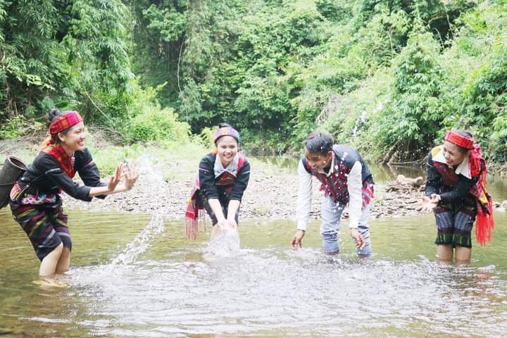 Mùa xuân với các trai thanh, nữ tú ở Ba Lòng.