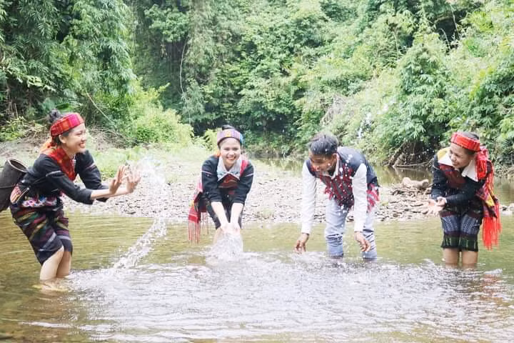 Mùa xuân với các trai thanh, nữ tú ở Ba Lòng.