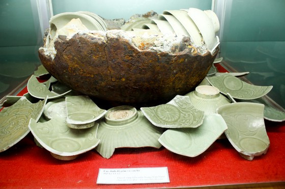 Cục dính đồ gốm và san hô, thế kỷ 11-12. Ảnh: NGUYỄN TRANG