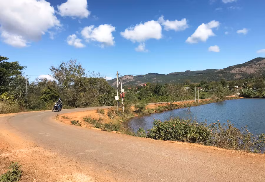 Con đường vào làng Ea Lũh khang trang thuận lợi nhưng người dân vẫn khó khăn trong công cuộc thoát nghèo. Ảnh: Lê Văn Ngọc