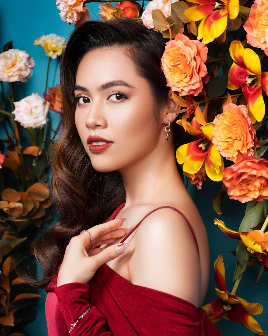 Sau 12 năm thành danh từ một cuộc thi nhan sắc, Vũ Hoàng My khiến nhiều người trầm trồ bởi nhan sắc xinh đẹp, cuốn hút. Trong bộ ảnh mới, cô lựa chọn thiết kế áo dài cách điệu, khoe vẻ sắc sảo trước ống kính. Ảnh: Rin Trần Sau 12 năm thành danh từ một cuộc thi nhan sắc, Vũ Hoàng My khiến nhiều người trầm trồ bởi nhan sắc xinh đẹp, cuốn hút. Trong bộ ảnh mới, cô lựa chọn thiết kế áo dài cách điệu, khoe vẻ sắc sảo trước ống kính. Ảnh: Rin Trần