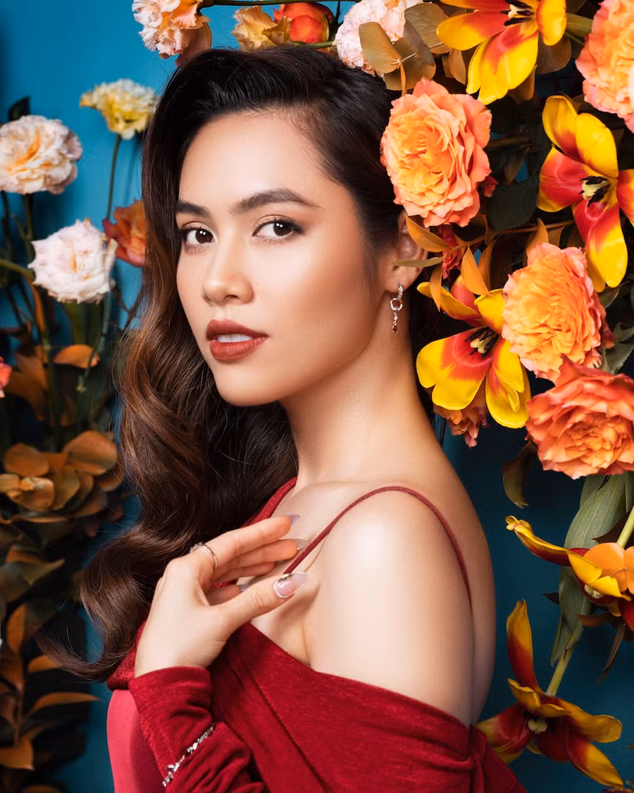 Sau 12 năm thành danh từ một cuộc thi nhan sắc, Vũ Hoàng My khiến nhiều người trầm trồ bởi nhan sắc xinh đẹp, cuốn hút. Trong bộ ảnh mới, cô lựa chọn thiết kế áo dài cách điệu, khoe vẻ sắc sảo trước ống kính. Ảnh: Rin Trần