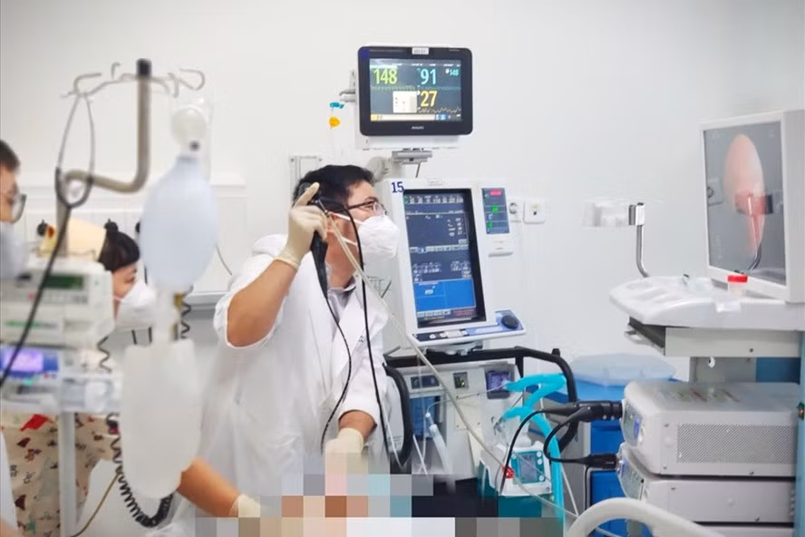 Các bác sĩ Bệnh viện Nhi đồng thành phố cấp cứu cho bé 13 tháng tuổi bị hóc dị vật. Ảnh: BVCC