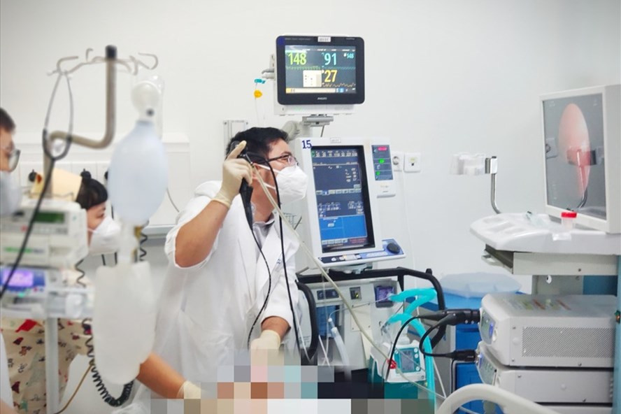 Các bác sĩ Bệnh viện Nhi đồng thành phố cấp cứu cho bé 13 tháng tuổi bị hóc dị vật. Ảnh: BVCC Các bác sĩ Bệnh viện Nhi đồng thành phố cấp cứu cho bé 13 tháng tuổi bị hóc dị vật. Ảnh: BVCC