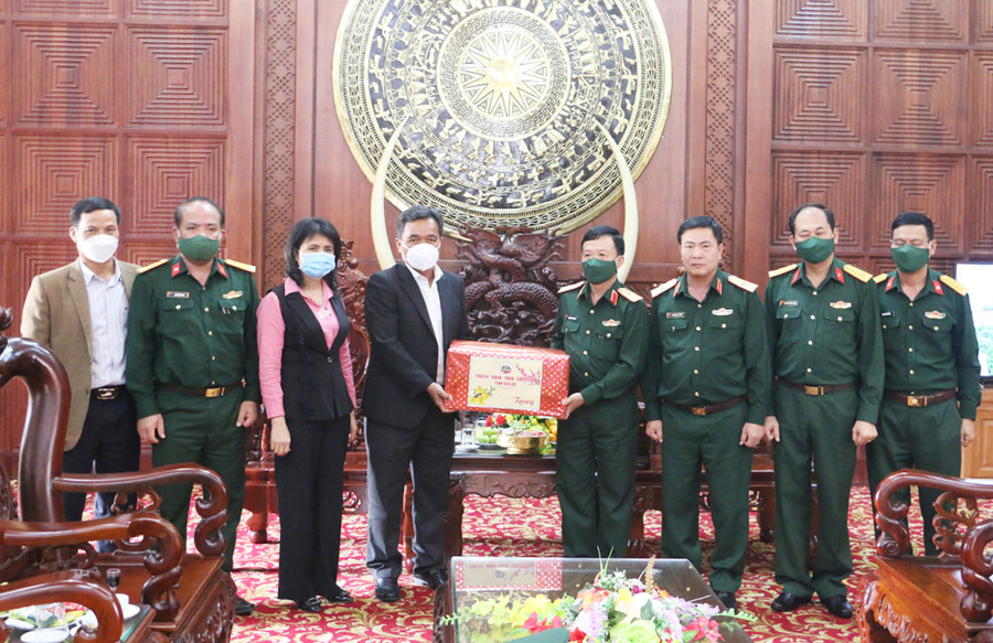 Bí thư Tỉnh ủy Hồ Văn Niên (thứ 4 từ trái sang) cùng đoàn công tác đến thăm, chúc Tết Quân đoàn 3. Ảnh: Quang Tấn Bí thư Tỉnh ủy Hồ Văn Niên cùng đoàn công tác đến thăm, chúc Tết Quân đoàn 3. Ảnh: Quang Tấn