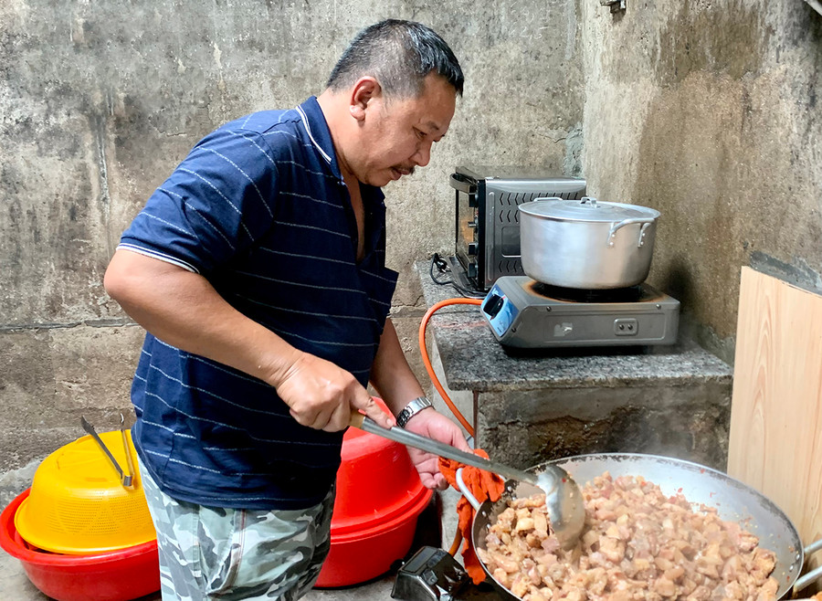 Ông Đỗ Ngọc Bình nấu cơm chiều cho bệnh nhân tại Bệnh viện dã chiến số 3. Ảnh: Như Nguyện Ông Đỗ Ngọc Bình nấu cơm chiều cho bệnh nhân tại Bệnh viện dã chiến số 3. Ảnh: Như Nguyện