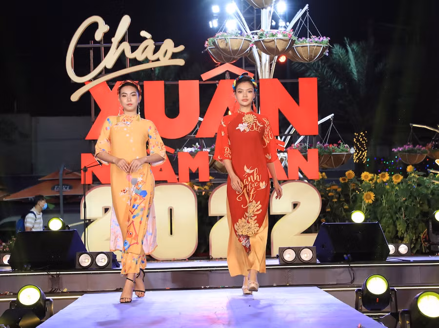 Nói về bộ sưu tập lần này, nhà thiết kế Việt Hùng cho biết anh dành nhiều tâm huyết để thay đổi hình thức thể hiện, khéo léo giữ giá trị truyền thống mà vẫn giúp giới trẻ tự tin khi diện áo dài bất cứ nơi đâu