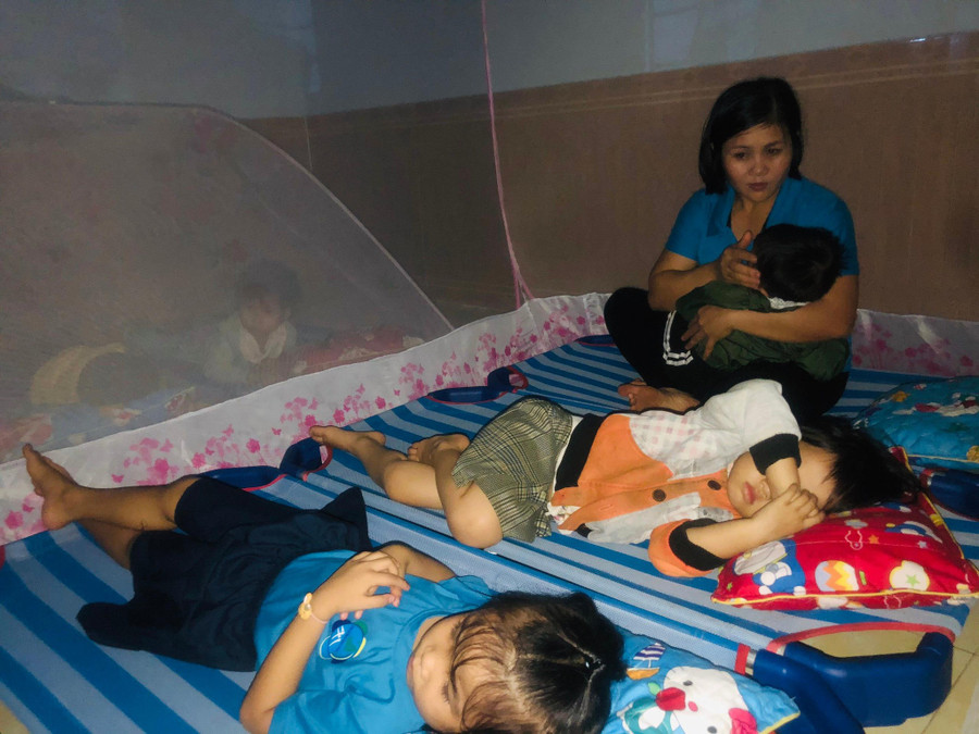Cô Trần Thị Lâm cùng lúc phải chăm sóc nhiều cháu. Ảnh: Đức Nhật  Cô Trần Thị Lâm cùng lúc phải chăm sóc nhiều cháu. Ảnh: Đức Nhật