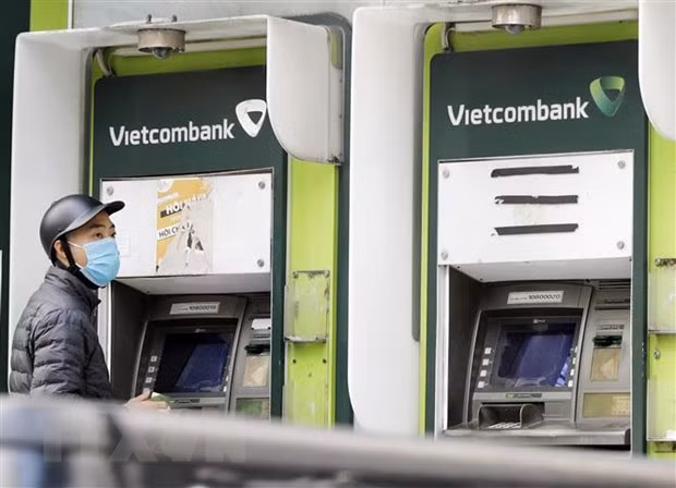 Một điểm rút tiền bằng thẻ ATM của Vietcombank. (Ảnh: Trần Việt/TTXVN)