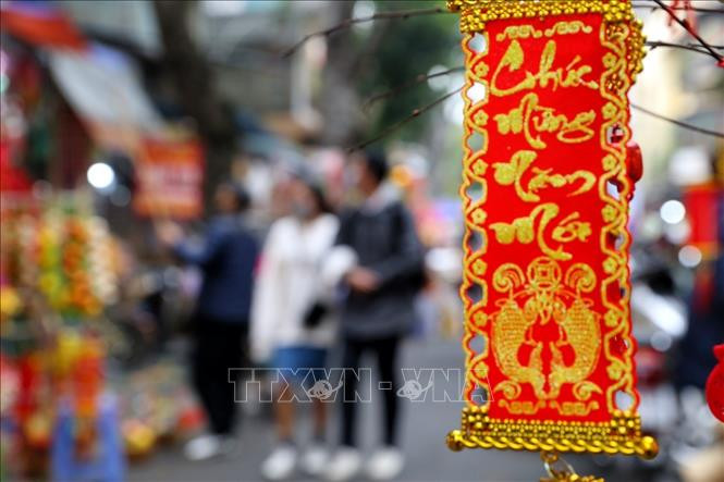  Năm nay nhiều mặt hàng thủ công được bày bán trên phố Hàng Mã.