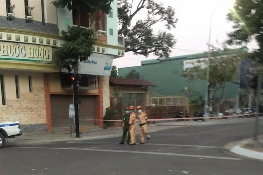 Cơ quan chức năng phong tỏa khu vực gần hiện trường để điều tra vụ án. Cơ quan chức năng phong tỏa khu vực gần hiện trường để điều tra vụ án.