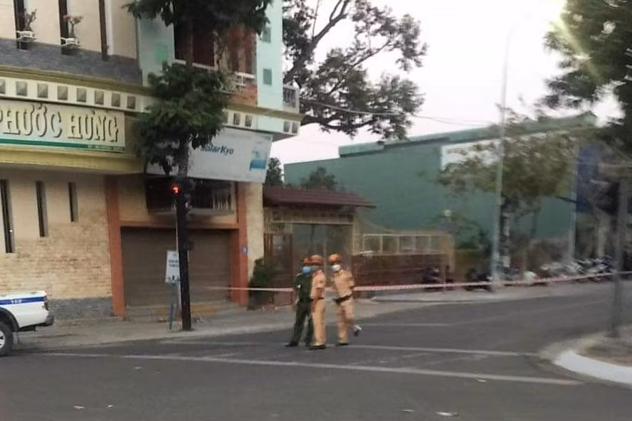 Cơ quan chức năng phong tỏa khu vực gần hiện trường để điều tra vụ án.