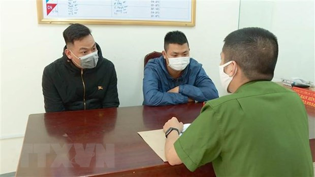 Hai đối tượng Nguyễn Anh Tuấn (trái) và Lê Văn (phải) tại cơ quan điều tra. Ảnh: TTXVN phát