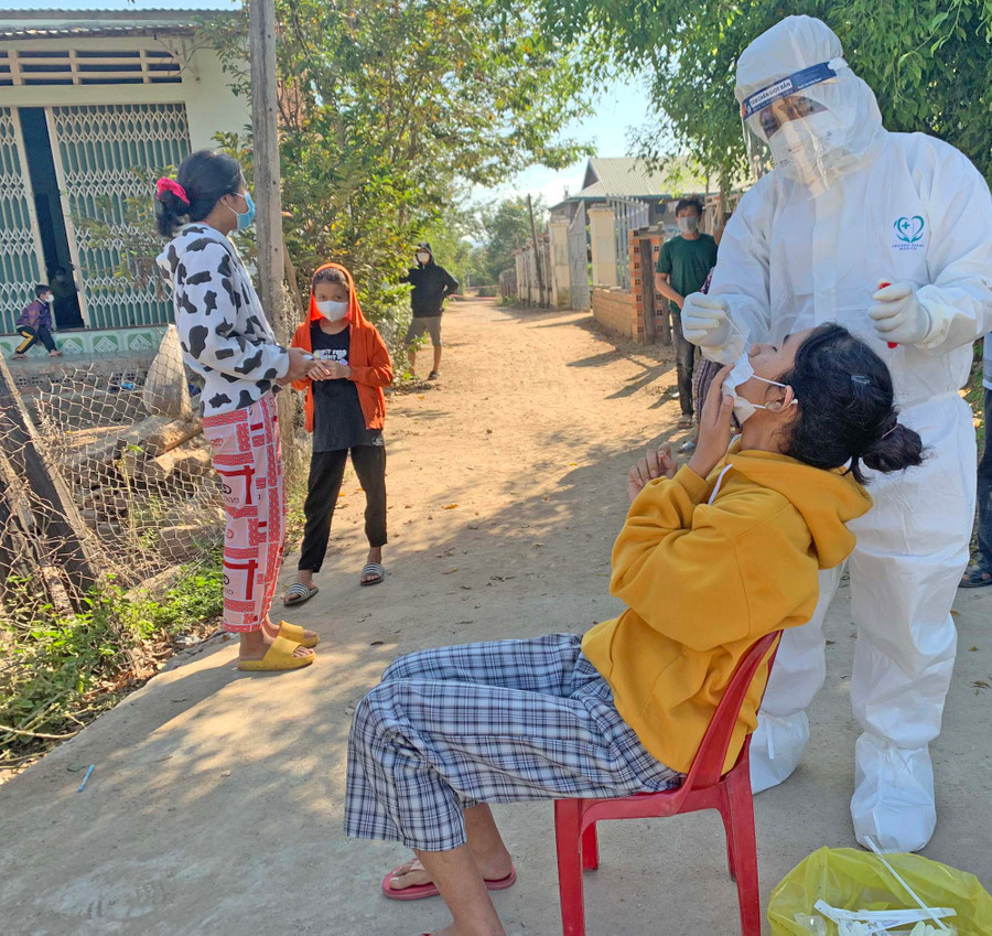 Nhân viên y tế lấy mẫu xét nghiệm Covid-19 cho người dân buôn Hoang 1 (xã Ia Sao, thị xã Ayun Pa). Ảnh: Vũ Chi