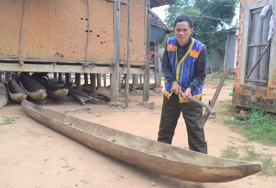 Không chỉ nắm vững bí quyết đẽo thuyền thành thạo, A Lưới còn có tài huấn luyện đội đua thuyền của làng Lung Leng. Ảnh: V.N 