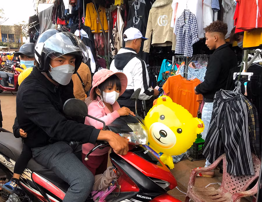 Anh Hon chở vợ con đi sắm Tết. Ảnh: Đinh Yến