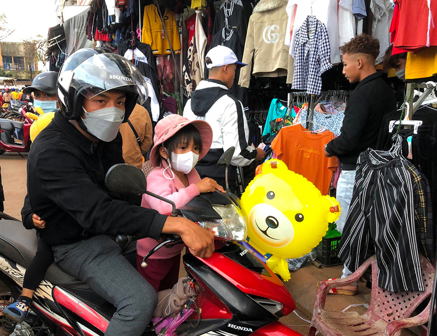 Anh Hon chở vợ con đi sắm Tết. Ảnh: Đinh Yến