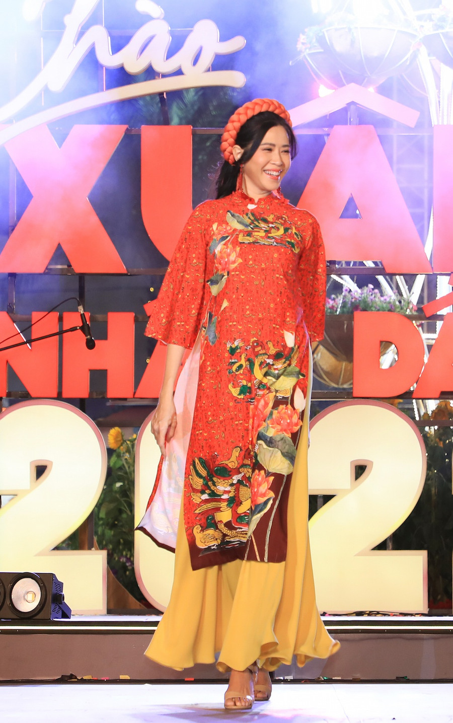 Là bạn thân thiết với nhà thiết kế Việt Hùng, MC Quỳnh Hoa hào hứng nhận lời biểu diễn trong chương trình Chào xuân Nhâm Dần 2022. Ảnh: Lý Võ Phú Hưng  Là bạn thân thiết với nhà thiết kế Việt Hùng, MC Quỳnh Hoa hào hứng nhận lời biểu diễn trong chương trình Chào xuân Nhâm Dần 2022. Ảnh: Lý Võ Phú Hưng