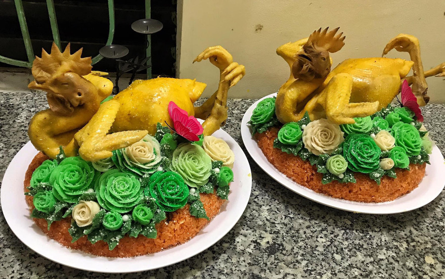  Hoa hồng trên mân xôi được làm tỉ mẩn từ đậu xanh và đậu trắng. Ảnh: Q.Trang