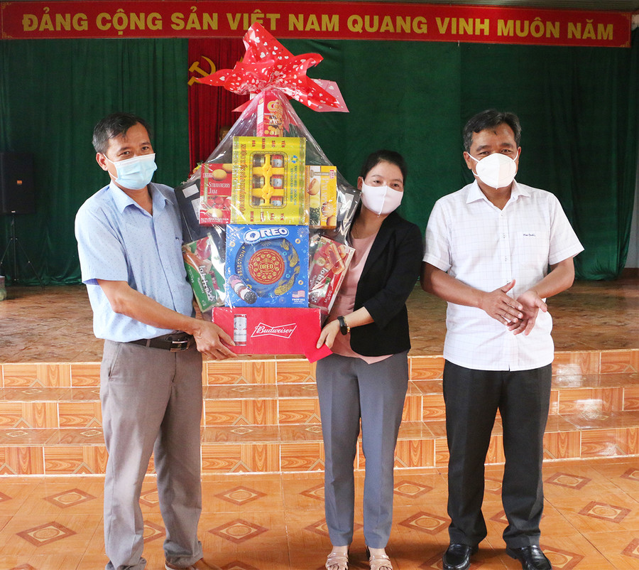 Bí thư Tỉnh ủy Hồ Văn Niên cũng đã tặng quà Tết cho Đảng ủy, chính quyền xã Kon Gang. Ảnh: Quang Tấn 