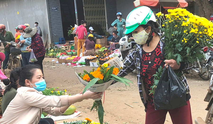 Bà Hoàng Thị Oanh mua cúc về cúng ông bà. Ảnh: Đinh Yến