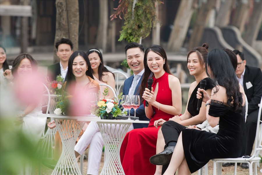 “Năm nào được dẫn chương trình “Gặp gỡ diễn viên truyền hình” thì năm đó mình thấy vui và may mắn vô cùng. Ngoài những chương trình chính luận Vân đảm trách thì “Gặp gỡ diễn viên truyền hình” là một làn gió mới, một kiểu chương trình giải trí đầy ắp sự bất ngờ và thăng hoa. Vân nói vậy vì thông thường chương trình là sự ứng biến. Mà mọi người biết rồi đó các diễn viên họ thông minh và hoạt ngôn như thế nào, mình không làm chủ được là dễ bị 