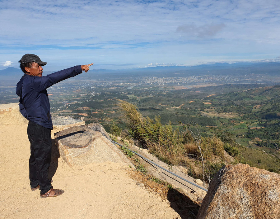 Ông Huỳnh Đức Tiến chia sẻ về việc trồng rừng tại núi Chư Hreng. Ảnh: T.T