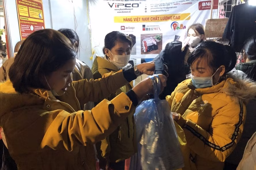 Công nhân mua đồ tại phiên chợ “Gian hàng dành cho công nhân lao động” do LĐLĐ tỉnh Bắc Giang tổ chức tháng 1.2021. Ảnh minh hoạ: Bảo Hân Công nhân mua đồ tại phiên chợ “Gian hàng dành cho công nhân lao động” do LĐLĐ tỉnh Bắc Giang tổ chức tháng 1.2021. Ảnh minh hoạ: Bảo Hân